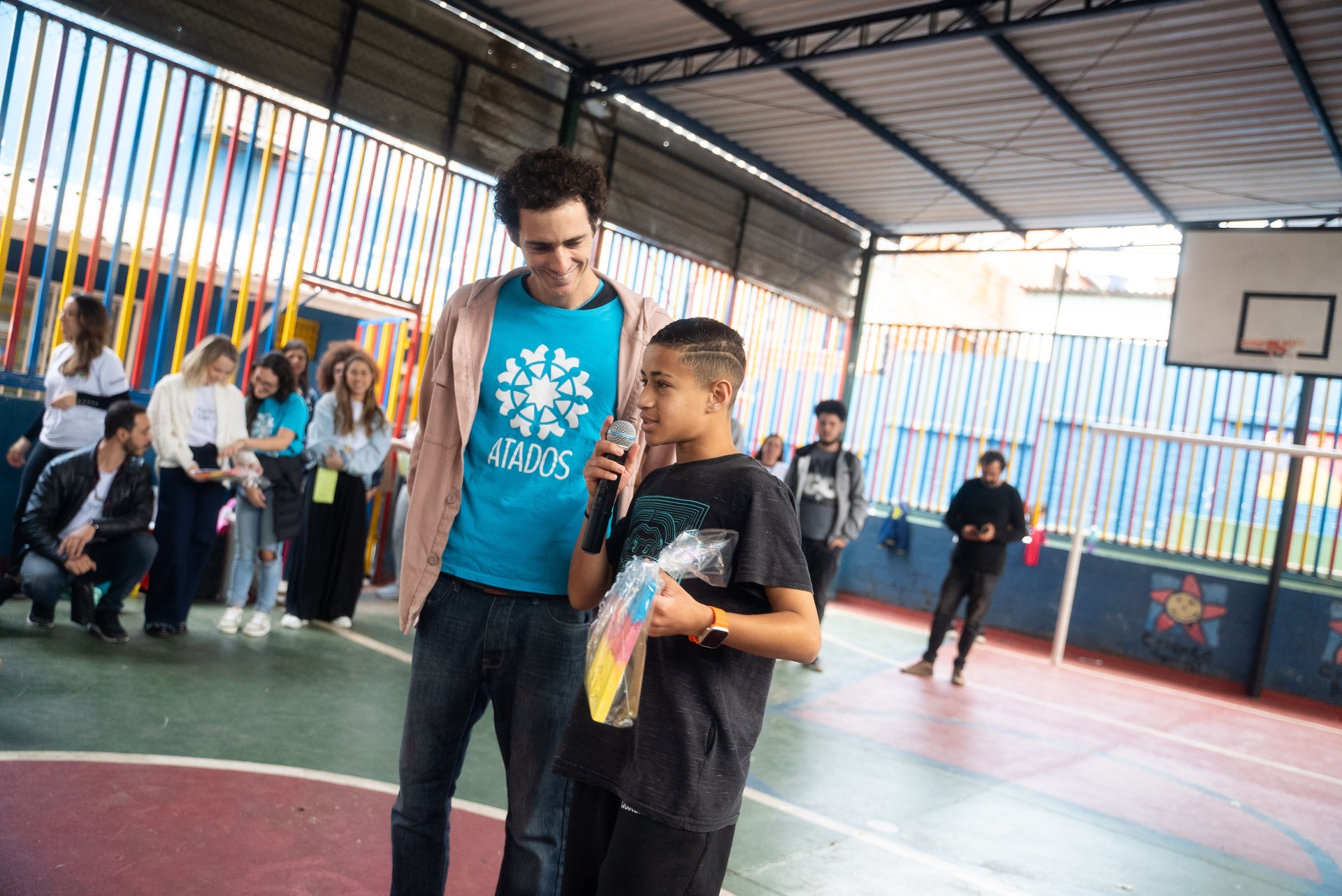 Daniel com jovem em ação Atados